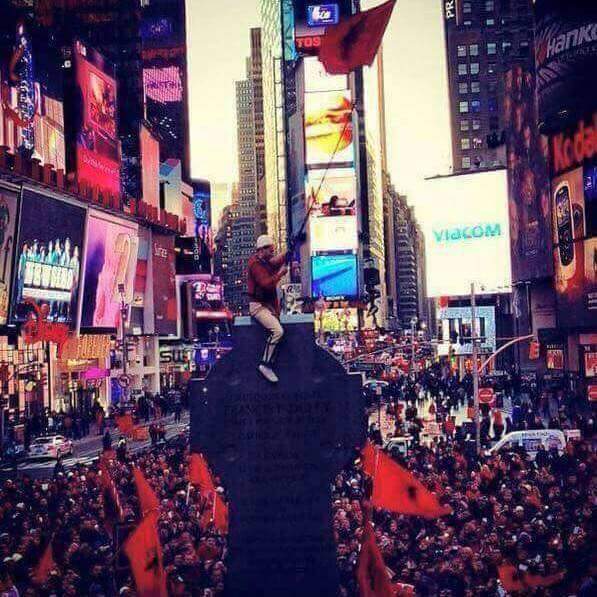 JasminBrzovic's tweet photo. Albanian GF - "Whatever you do please don't raise the Flag in Times Square!!!"
Me - "No worries babe, New Year, New Me"
3 Drinks Later......
" Rroft Shqiperia Etnike!!!"
#AlbanianProblems #Albania #TimesSquare https://t.co/gzQzK3Cx2l