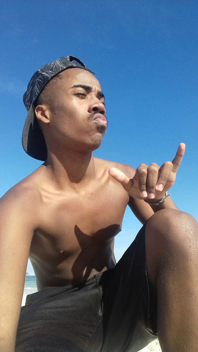 pretomagro's tweet photo. Mais uma primavera, verão, outono e inverno pra mim. Obrigado DEUS por TUDO, sem você nada seria. #Casa20 #VintãoDoNegooooooooooo 😁🎉❤🌅 https://t.co/rGQCVJjrNx