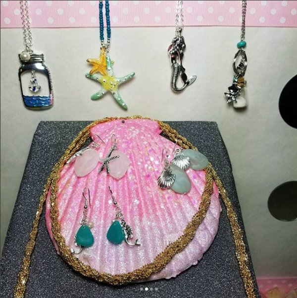 sensibling's tweet photo. 🏝🏖Let the Sea Inspire You🌊🏊‍♂️~ Let's Be Mermaids 🐳🐬🐠🦑🦀🐡🐙🐋
#seainspired #sealife #mermaid #starfish #seaglass #shell #glassbottle #anchor #seaturtle #clam #sensibling #instfashion #jewelryofig #jewelryoftheday #fashionnecklace #fashion #fashionforward #collarnecklac https://t.co/7L6pS7bCie