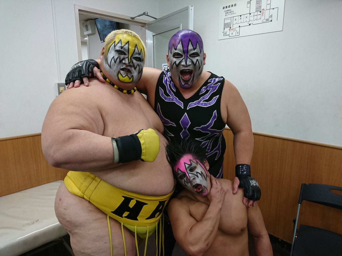 the_sasaki's tweet photo. 不法集会vol.2色々ありましたね。宮本さんは流石でしたし、テツヤはコノヤロ!でしたね。明日は年越し、憂さ晴らしバラモン三兄弟!写真がポーリーズしかない。素敵。 https://t.co/ehRW5pSm9m