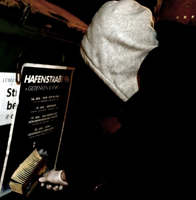 In der Nacht wurden rund 300 #Hafenstrasse96 - #GedenkenUndAnklagen Plakate in #Lübeck verteilt. Checkt die Veranstaltungen hier: facebook.com/pg/hafenstrass… #KeinVergessen