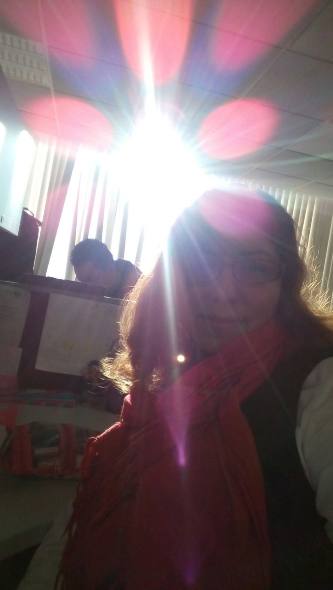 dtsj9SP7Hy6EmBi's tweet photo. @taniakaram te escucho mi maestra con lagaña y todo pero aki estoy. E invitando a todos mis contactos de whats invitandolos a escucharte https://t.co/nQ4h51MZqc