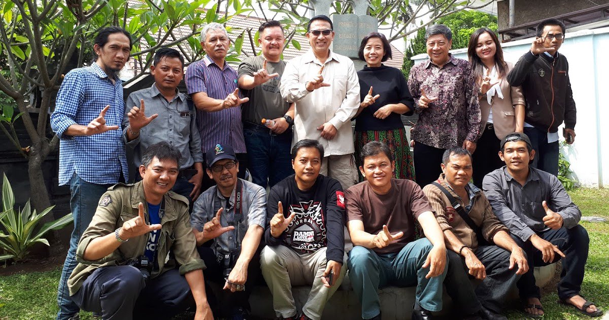 Redaksi_SJONews's tweet photo. Jelang Peluncuran Jurnalis Bela Negara, Ini Pesan Pembina I Nyoman Tri Santosa : Mari Perangi Berita Hoax https://t.co/tAko4rTOAV https://t.co/NzQcICapjY
