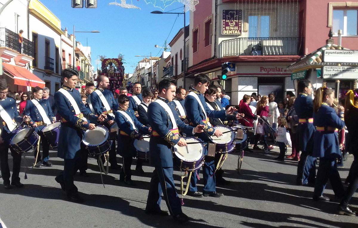 nazarenoarahal's tweet photo. Os dejamos con unas imágenes de esta mañana acompañando al Cartero Real del Viso del Alcor💜🎶🎺 https://t.co/QYPFwJgobg