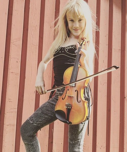 Ohmygossip's tweet image. Я желаю вам всем счастливого завтрашнего новогоднего дня и хорошего и успешного нового года! Пусть ваш 2018 год  будет полон любви и счастья! Сегодня Эстелла Елишева сыграет #Despacito для вас! instagram.com/p/BdVEoi1DT4B/… #EstellaElisheva #ЭстеллаЭлишева #violinist #OHMYGOSSIP