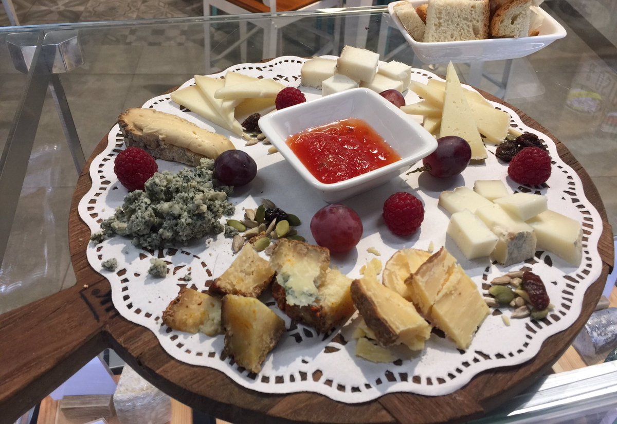 Poner una tabla de 🧀 artesanos para la cena de Nochevieja en tu mesa y éxito asegurado! te la preparamos para llevar, mañana estamos  abiertos hasta las 6 de la tarde. <a href="/abastosyviandas/">Abastos & Viandas</a> <a href="/SaboraMalaga/">Sabor a Málaga</a> <a href="/QuesosHortelana/">QueseriaLaHortelana</a> <a href="/lajarradilla/">Quesos La Jarradilla</a>