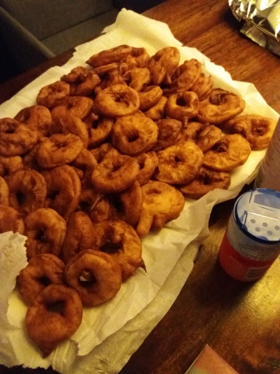 santje5's tweet photo. Zo, een deel van de appelflappen! #om16:00uurwarenweklaar #restmeemetmams #nulekkeropdebankploffen #verdiendedouche https://t.co/l3uEWgk58O