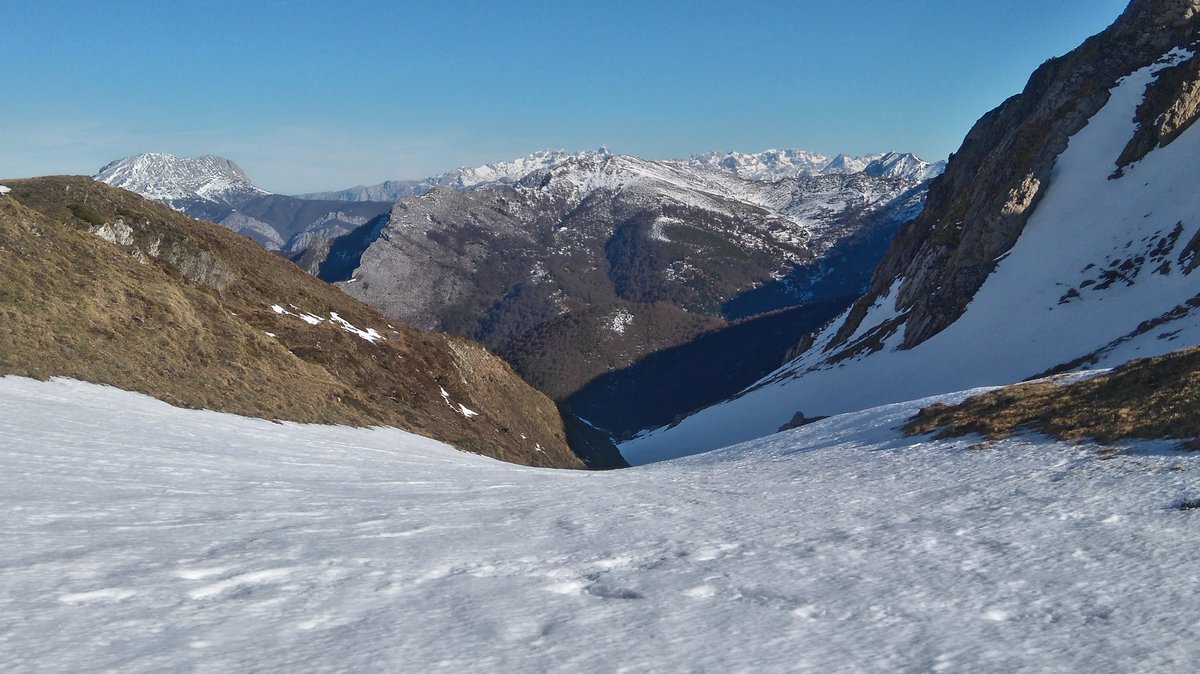 C35368314's tweet photo. @eltiempotpa Sol y viento moderado en Collado del Trave #PNRedes buena visibilidad hacia #PicosdeEuropa https://t.co/Br30WaiDPN
