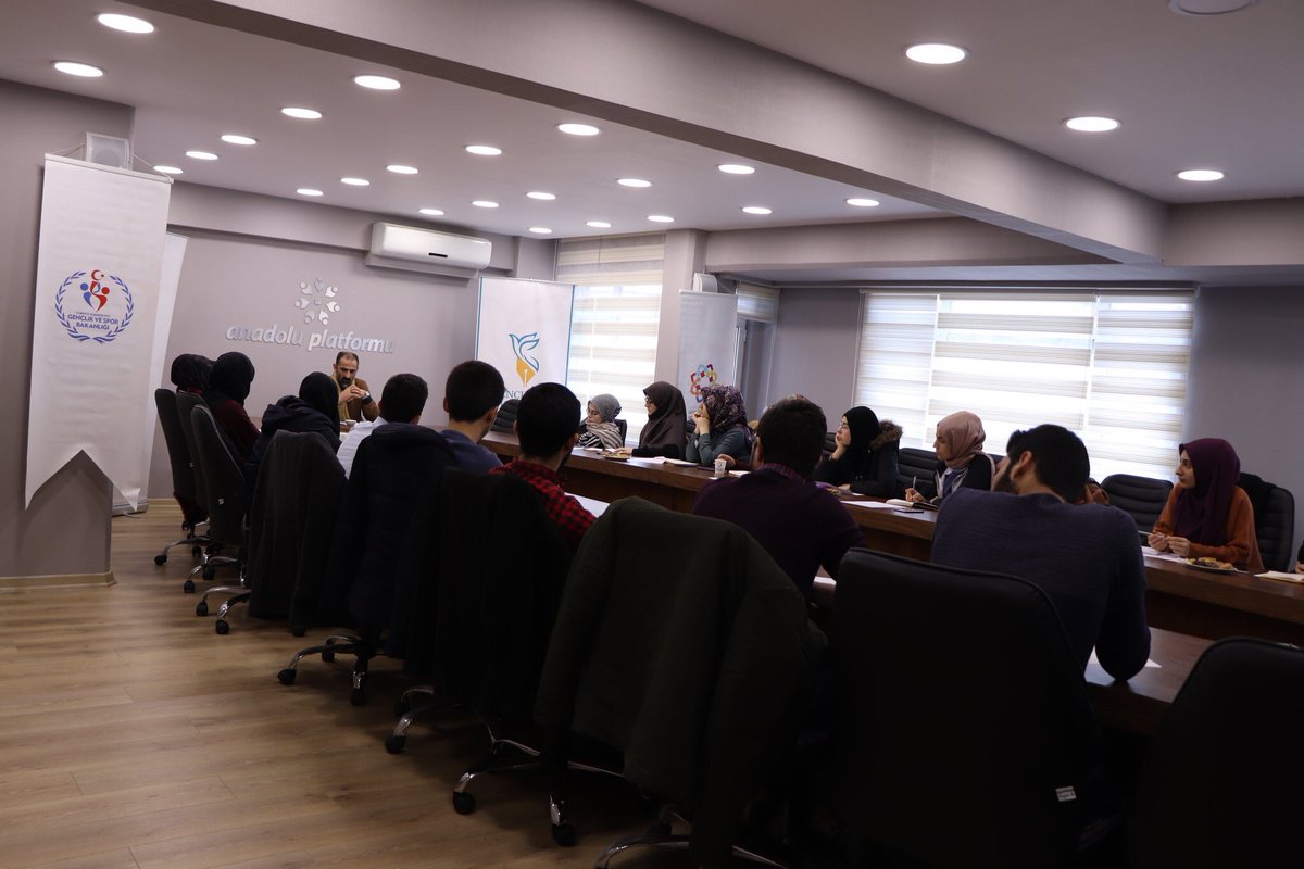 Gençliğin Kalemi Yazıyor 

‘Yazmak bugünü anlayıp tarihe not bırakmaktır.’ düsturuyla bir araya gelen gençlerimiz <a href="/gencliginkalemi/">Gençliğin Kalemi</a> projesini yürütmeye devam ediyor. 
Atölye çalışmasında bu hafta Hakan Aslanbenzer ile “Örnek Eleştiri Okuma ve  Yazma “ dersleri işlendi.