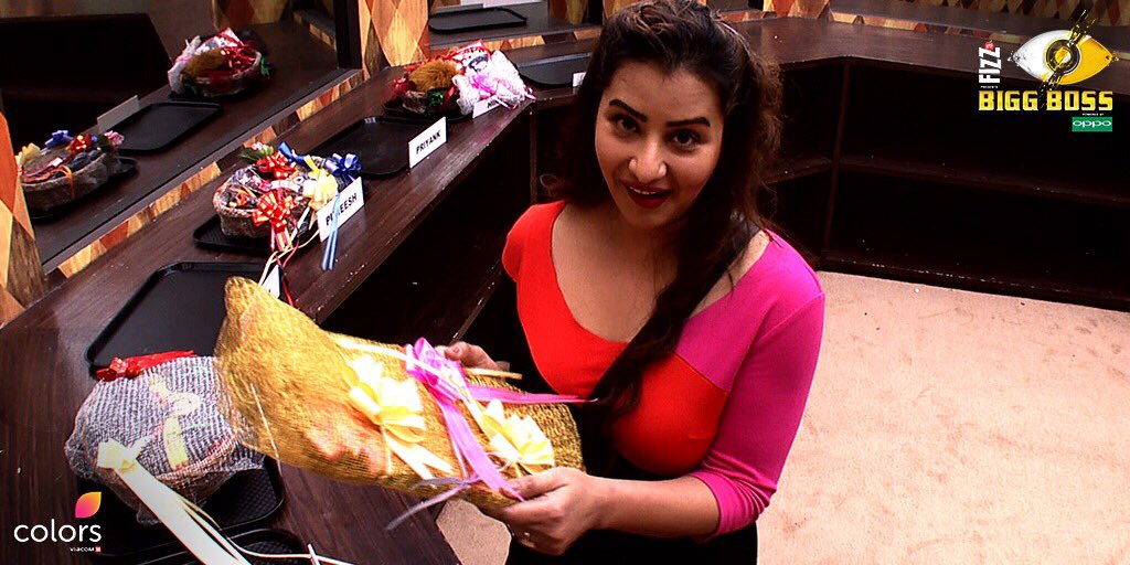 BiggBossInfo's tweet photo. Fans and followers of #ShilpaShinde Created a history on Twitter by trending #WeLoveShilpaShinde with more than 1 million tweets. This is simply amazing and No other Bigg Boss Contestant has ever received this kind of huge support. #BiggBoss11 https://t.co/MYnsSx39BG