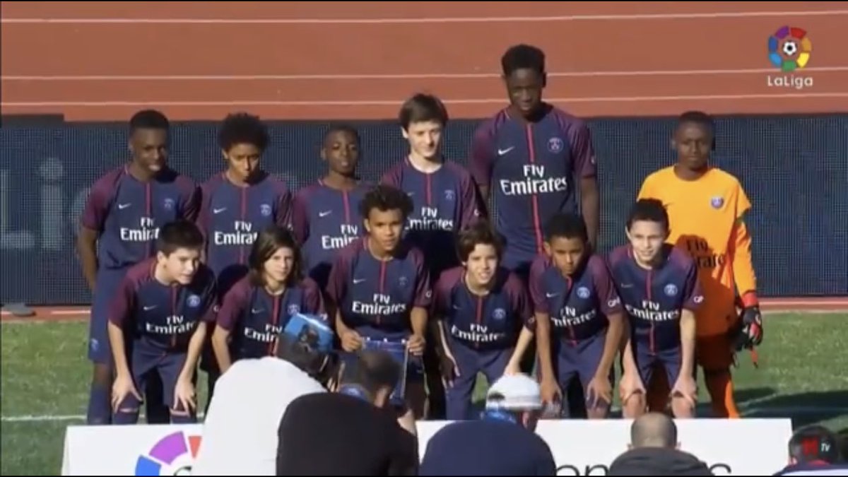 ActuFoot_'s tweet image. La taille du numéro 20 des U12 du PSG. 😳