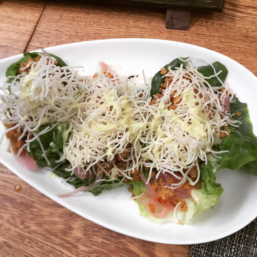 ¡No te preocupes! Este 15 de enero volvemos con los Tacos de pulpo y chicharrón en cogollitos de lechuga y vinagreta de edamame.