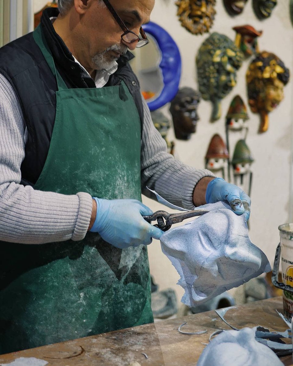 igersItalia's tweet photo. Per #creatoadarteveneto vi portiamo nei suggestivi vicoletti di Venezia sino a raggiungere la bottega artigiana di Aziz Rsgar.
Curdo di nascita e veneziano d'adozione, sempre circondato dalle tradizionali maschere veneziane da lui pazientemente prodotte.
https://t.co/xRU8aj4JY5 https://t.co/vwBYq0Woqm