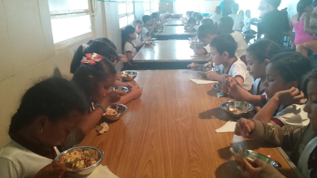 TierraVivaVzla's tweet image. En 2017 recibimos apoyo de la iniciativa @Retoconcausa para el proyecto @miciudadrecicla  que permitió recaudar fondos que fueron entregados al Comedor Jesús de Nazaret, ubicado al sur de Valencia y que beneficia diariamente a 125 niños. #25Años #Aniversario