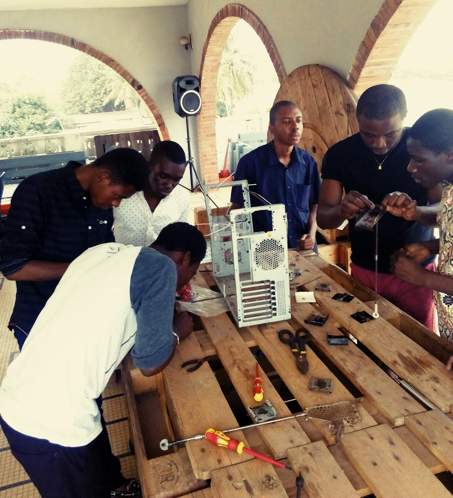 nativ_IS's tweet photo. Les jeunes  s'impliquent au #BWC17  dans la fabrication d'une imprimante3D  
@senamekoffi @cinalawson @Woelab  @woebots_ @recyclism @3DprintAfrica  #Makers #Makerfaire #3DPRINTAFRICACON https://t.co/8BpgJCGI0p