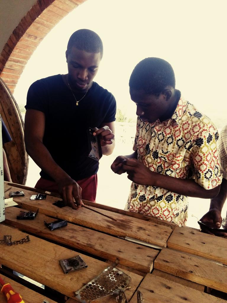nativ_IS's tweet photo. Les jeunes  s'impliquent au #BWC17  dans la fabrication d'une imprimante3D  
@senamekoffi @cinalawson @Woelab  @woebots_ @recyclism @3DprintAfrica  #Makers #Makerfaire #3DPRINTAFRICACON https://t.co/8BpgJCGI0p