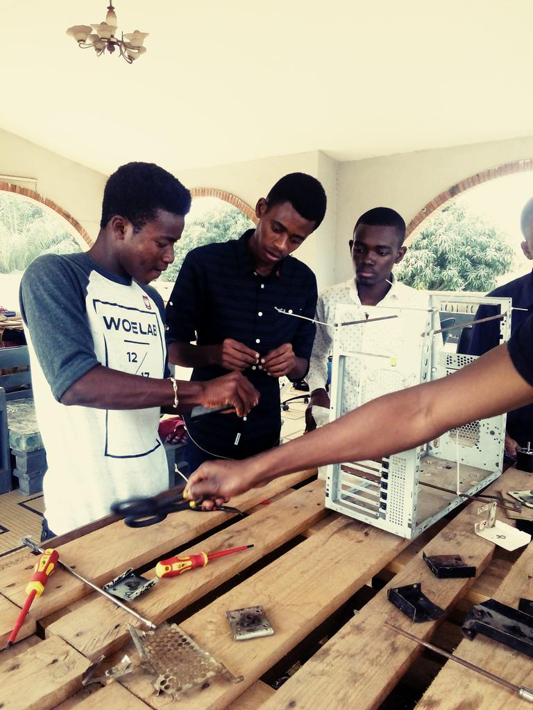 nativ_IS's tweet photo. Les jeunes  s'impliquent au #BWC17  dans la fabrication d'une imprimante3D  
@senamekoffi @cinalawson @Woelab  @woebots_ @recyclism @3DprintAfrica  #Makers #Makerfaire #3DPRINTAFRICACON https://t.co/8BpgJCGI0p