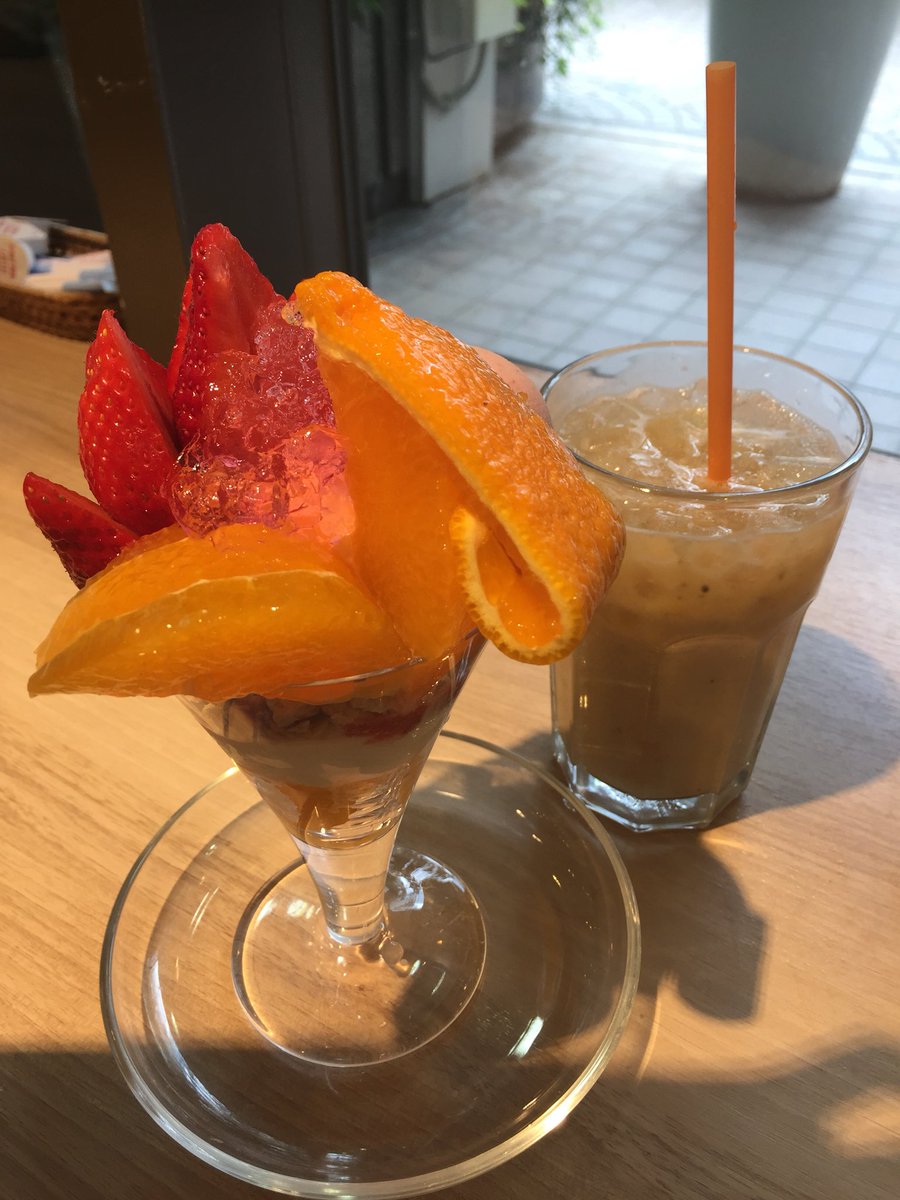 うぱ うまかっ大賞17 パフェ部門 Tokio 天神 もちろんパフェも美味しいんだけどミックスジュースが最高 ジュースだけでお腹いっぱいになる 資生堂パーラー 札幌 超ド定番だけどソフトクリームの自己主張が強くて好き めっちゃ牛