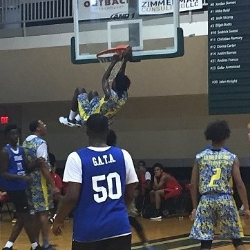 AND1DTG's tweet photo. 6'6 Ronnie Chaney 2019 puts it down at the DTG finals. @TexasJazzElite #teamand1 #dtg #D1prospect @SLAMonline_HS https://t.co/qUZWSi88A5