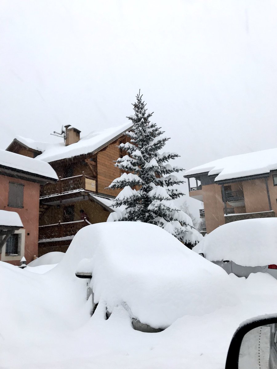 [info route] + de 45 cm de neige, des conditions parfois difficiles... Pour profiter à fond de vos vacances : 
➡️ Anticipez l’état des routes via inforoute 05 ( inforoute.hautes-alpes.fr/wir3/circulati… )
➡️Partez équipés de chaînes à neige ou pneus hiver 
➡️Restez détendus 😊