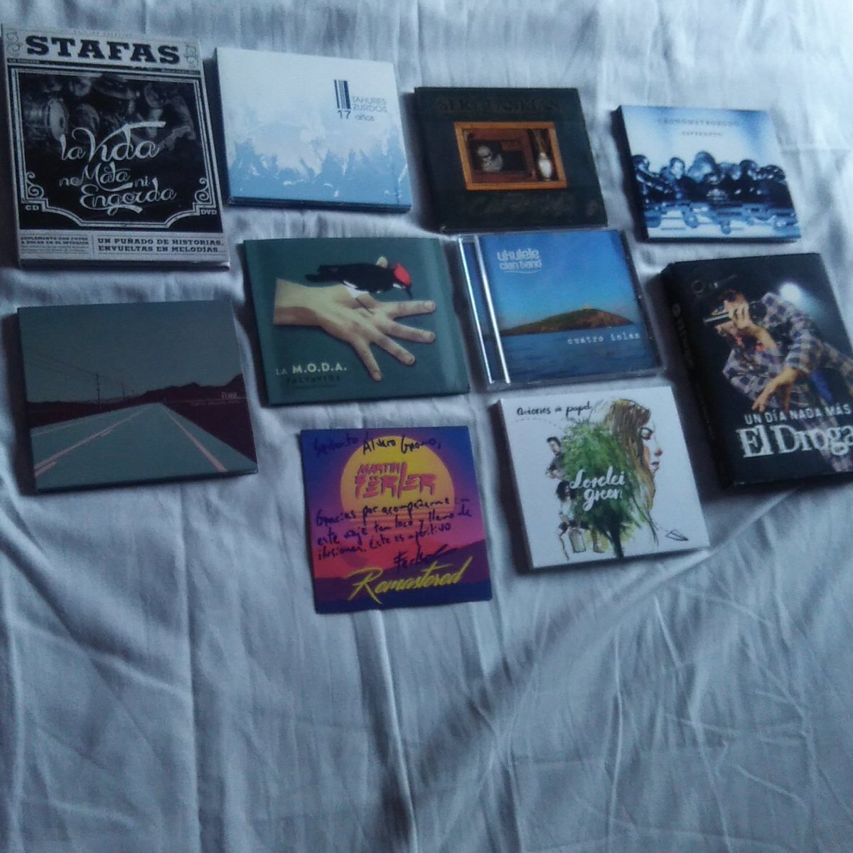 AlvaroGnomo's tweet photo. La selección top10 de discos de este 2017 con grandes como @estoesLaMODA @FrankieFUZZ @UkuleleClanBand @cronometrobudu @STAFAS_BAND @serjtankian #MartinFërler #Loreleigreen #AuroraBeltran @ElDrogasOficial muchos más que forman parte de mi fonoteca y más que espero lleguen en 2018 https://t.co/EJp1Mg3oH6
