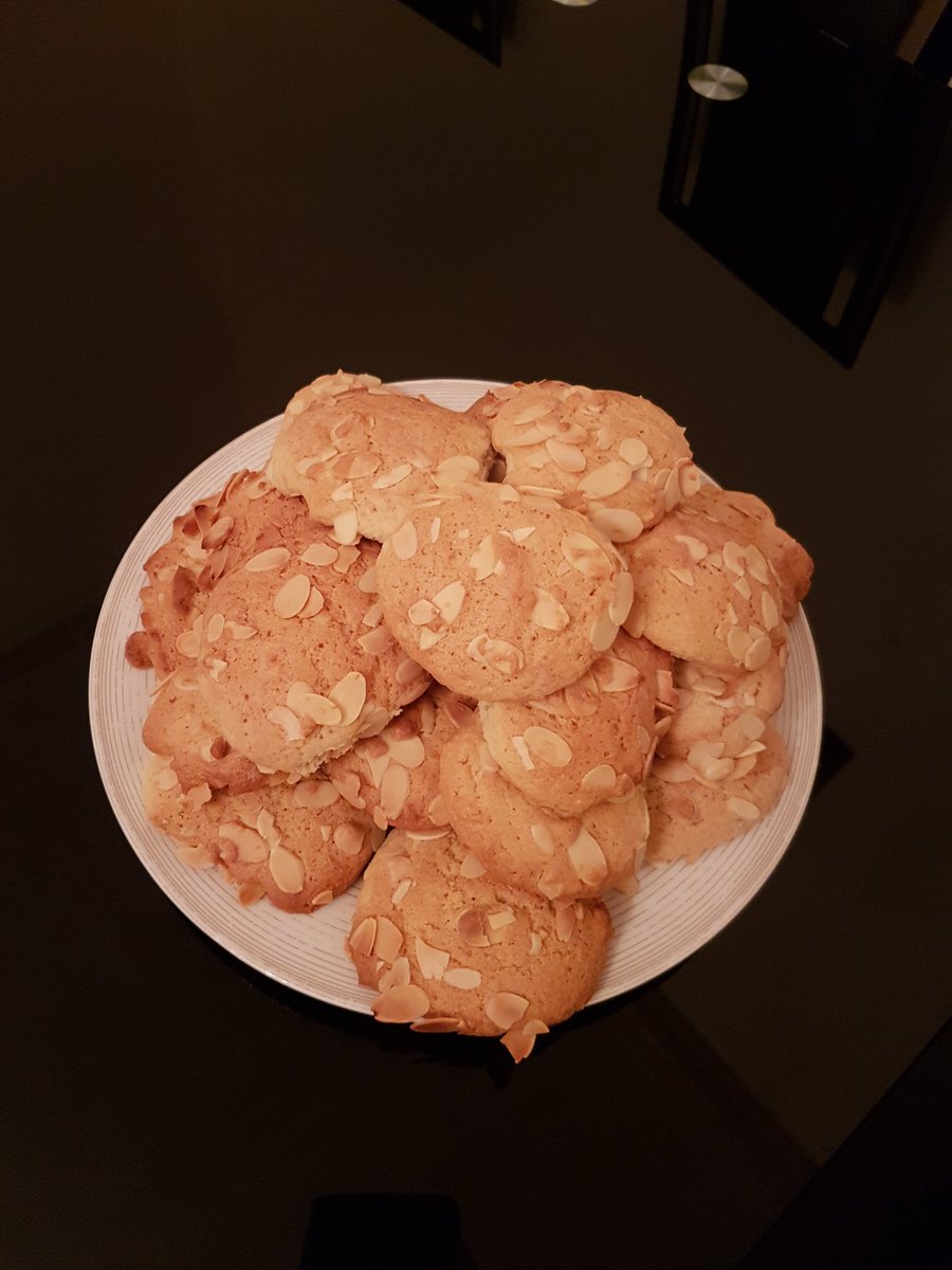 SaminaTaj's tweet photo. Freshly baked #almond crisp biscuits - a great addition to my #NewYearsEve party table. Yummy! https://t.co/tmDYexg4bT