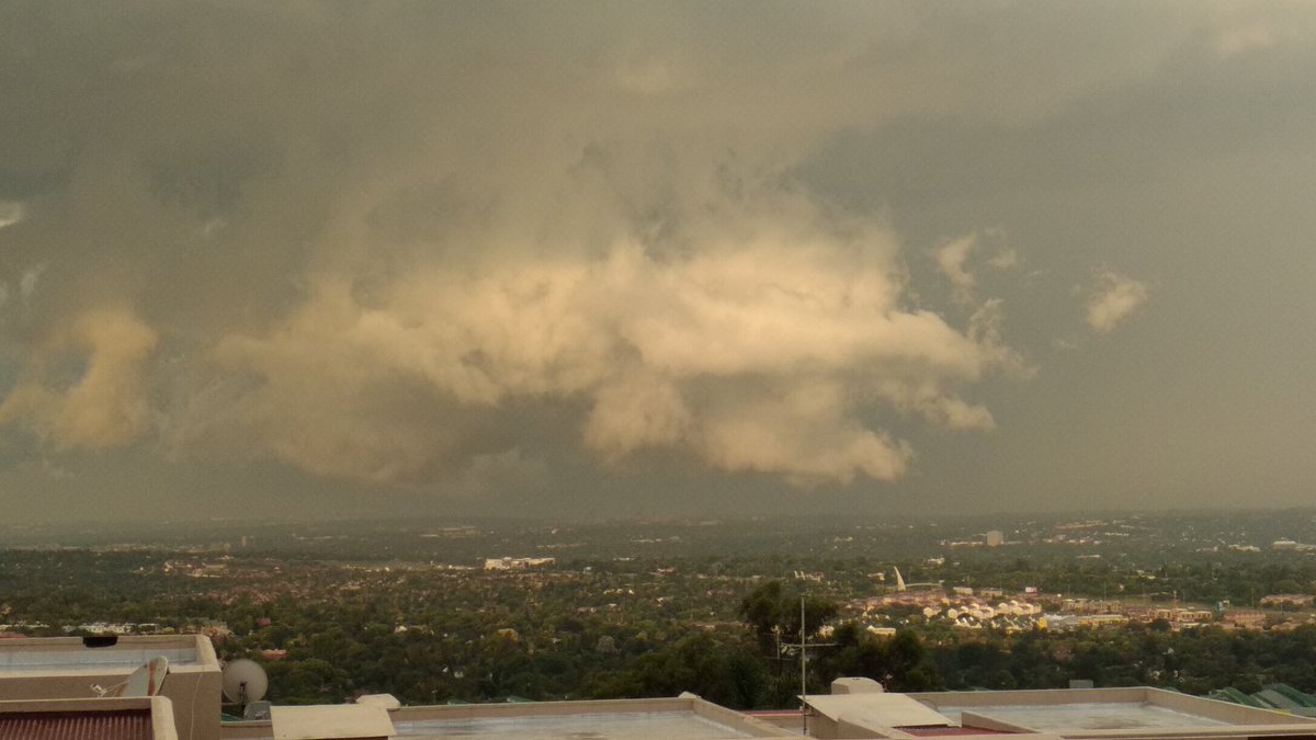 PieterseSaskia's tweet photo. Storm making it's way over Joburg. View from Constantia Kloof.  #WeatherUpdate #gautengweather https://t.co/4bezz0VTYV