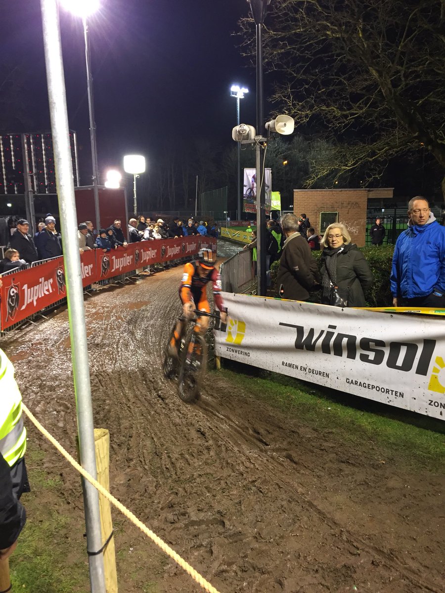 coachwiggins's tweet photo. #diegemcross fun evening racing #floodlights @PrologoOfficial @srmtraining https://t.co/XyVSjso39Z