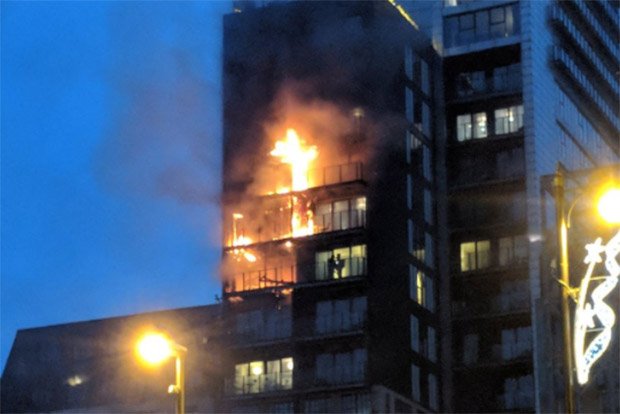 dailystar's tweet photo. BREAKING: Massive fire rips through block of flats in Manchester city centre https://t.co/zlQtI28RhO https://t.co/cYZSmOdfPg