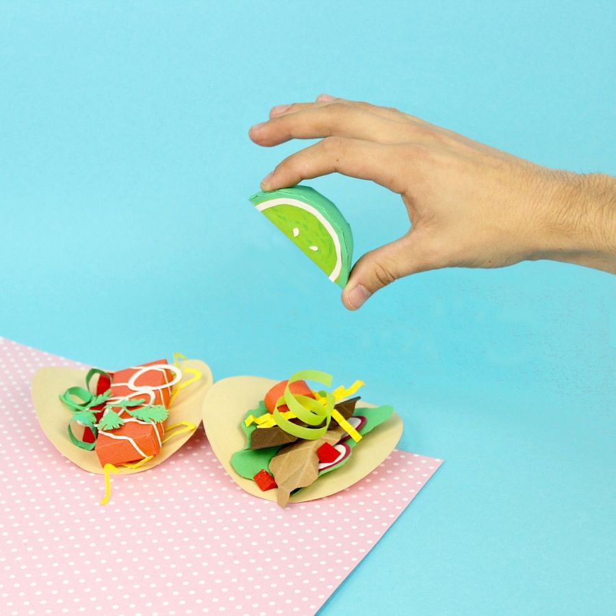 Идеи для бумажнай утачьки. Поделка утка из бумаги. Кавайные предметы и еда. Декор бумажный для уточки. Композиция из фруктов на тарелке.