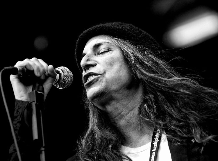 MDesbarres's tweet photo. As true artistry disappears into a cyber approximation of talent, Patti Smith  continues to provoke, entertain and show us a direction that is unparalleled in the history of rock ‘n’ roll.Yes, a shamanistic punk poet &amp; so much more. Happy birthday. https://t.co/mKR6hBycdV