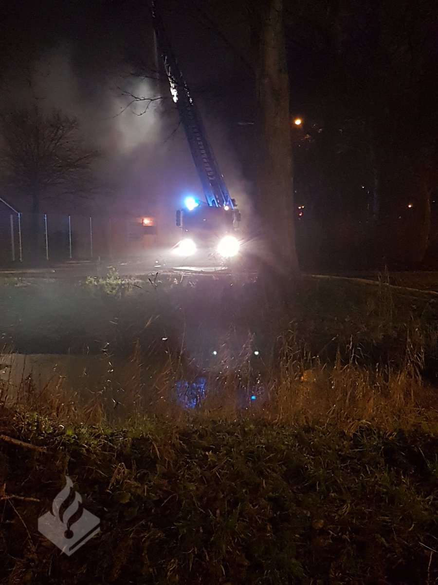 In verband met een brandstichting bij de atletiekvereniging Gouda zoeken wij drie 16 jarige jongens in het donker gekleed. Gevlucht richting geluidswal. Heeft u informatie neem contact op met de opco Gouda. ^JH