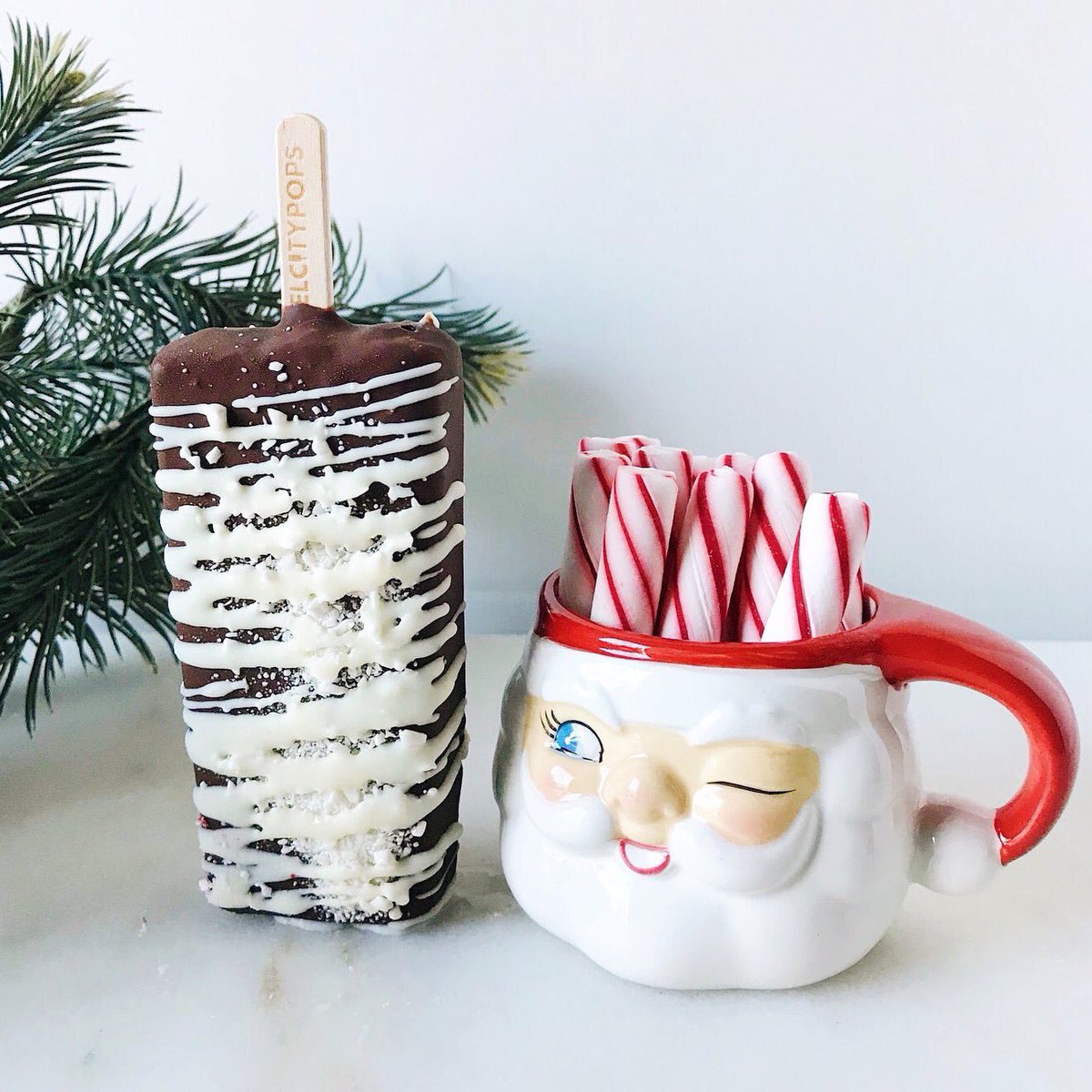 SCPhouston's tweet photo. Grab a pop of the month before the month is over!
🎄Peppermint pop dipped in dark chocolate, drizzled with white chocolate, and topped with crushed peppermint https://t.co/kxnZMDybev