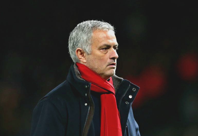 MundoFutboolero's tweet photo. Los últimos días del Manchester United:

➔ Eliminados de la Copa de la Liga.
➔ Llevan 3 empates seguidos en la Premier.
➔ Lukaku e Ibrahimovic lesionados.
➔ Bajaron a la tercera posición.

De ganar el City mañana, se pondrían a 17 puntos... https://t.co/ZIBdPuRVoe