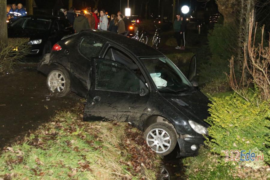 🚨 Automobilist op de Edeseweg verliest macht over het stuur 112.press/Q8FkmD #Lunteren #112Nieuws https://t.co/DOeoiFBWBV