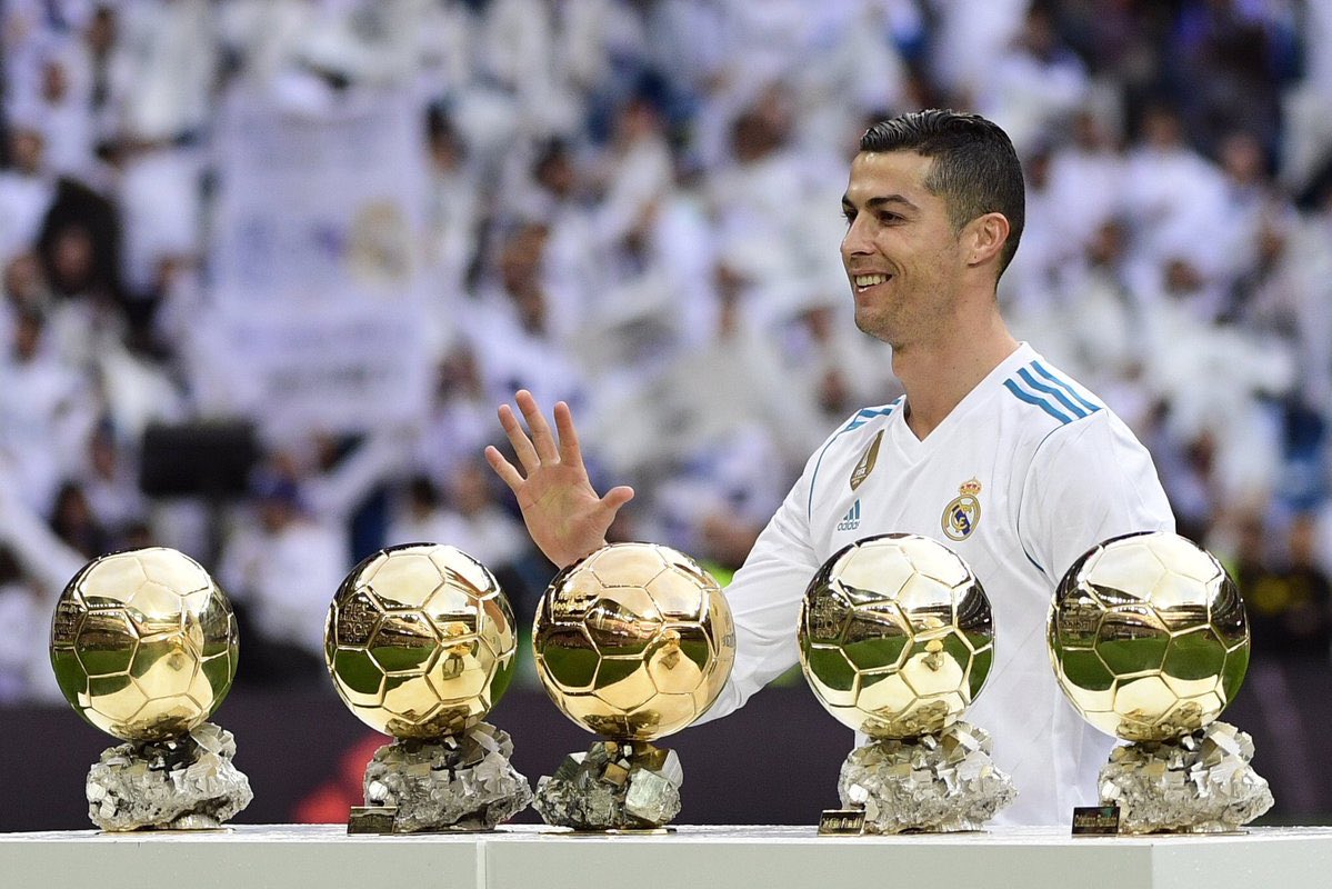 Ultimo_Diez's tweet photo. NUMÉRO 5
Cristiano a remporté son cinquième Ballon d’or, égalant ainsi Lionel Messi. #Ultimo2017 https://t.co/Lh02Vmrau6
