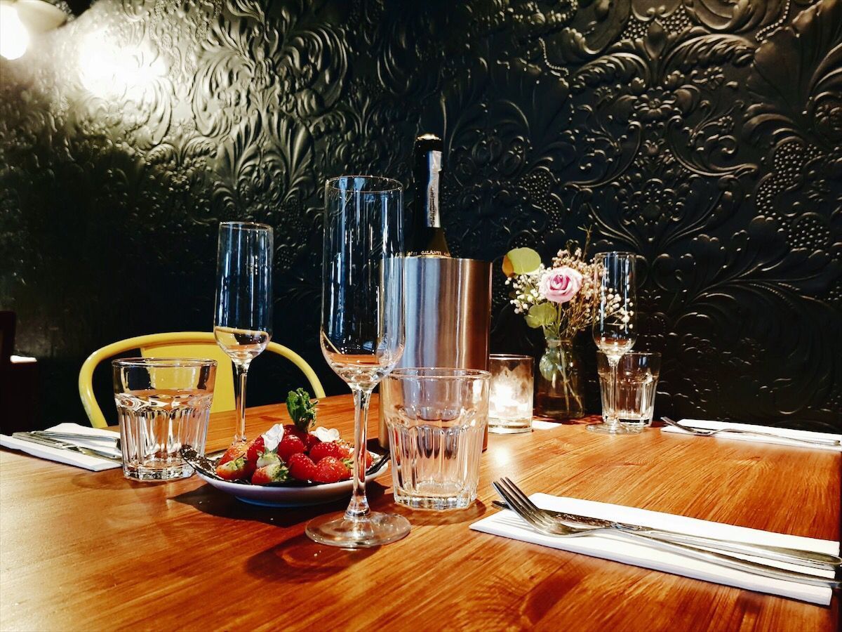 29parkplace's tweet photo. 🥂 OUR COMPETITION IS ABOUT TO END ON OUR FACEBOOK PAGE🥂

The countdown to New Year’s Eve is on! ⏰

We’re giving you and four friends FREE ENTRY to our La La Land NYE event and not one but TWO bottles of prosecco on the house! That’ll get the night started off right 😍 https://t.co/L75VEdiDoN