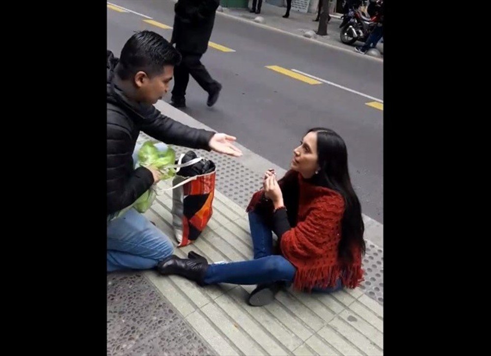 futurofm's tweet photo. Lo + visto 2017 -  #DimeloBonito: Petición de matrimonio terminó de la peor manera y se convirtió en viral. Revisa video y reacciones https://t.co/KLLfNiRkuc https://t.co/C1DwFwAZUW