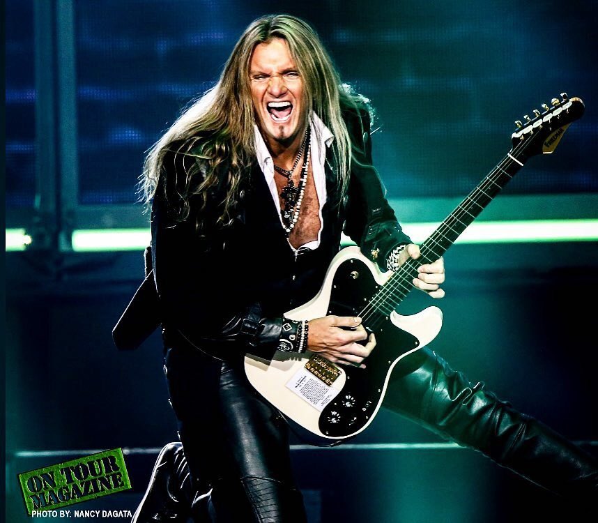 HoekstraMagic's tweet photo. Two last shows tonight for Joel and #TSO2017 east! Columbus OH, at Nationawide Arena! Have an awesome last show Joel! #TSOTime #TSO2017 #LastShow #TillNextYearTSO #ThatsAWrap 🎄❄️💖🎸🎶 https://t.co/r0NhD9Ni79