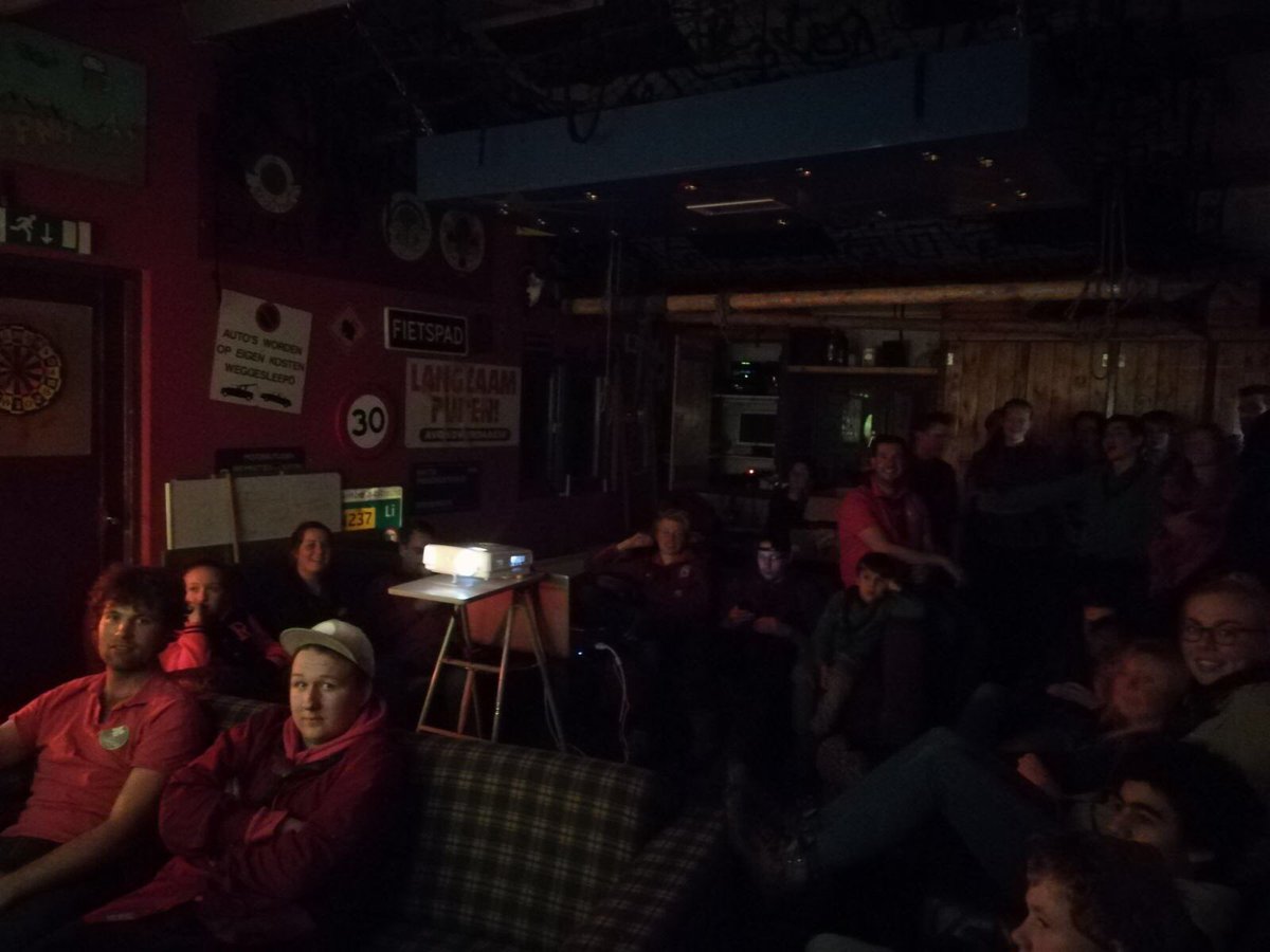 Scouts bakken oliebollen voor het goede doel! De leiding en andere vrijwilligers zitten gezellig samen naar het #jeugdjournaal te kijken. jeugdjournaal.nl/artikel/220991… via @jeugdjournaal #oliebollenactie