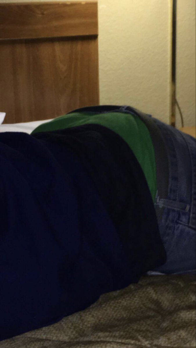 batelife919's tweet photo. Yikes, I notice this in one of my recent pictures 😂😂😂💀. I gotta loose some weight smh. #toobig ##versedude #versenigga #ncnigga https://t.co/KmiCxjyWVC