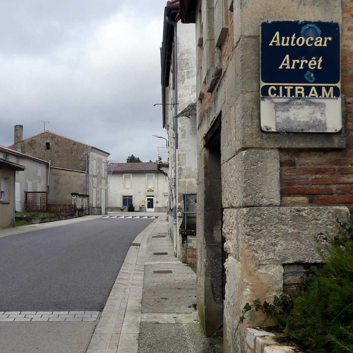 invisiblebx's tweet photo. Roadtripped along the #LGV high-speed railway line from #Bordeaux to Montguyon today with @Vincoabi.  Not much happened but did discover some lifeless stations, a disused railway, some brand new footbridges and some quaint villages. And spotted some trains. Full story soon. https://t.co/WYwtAjAkDs