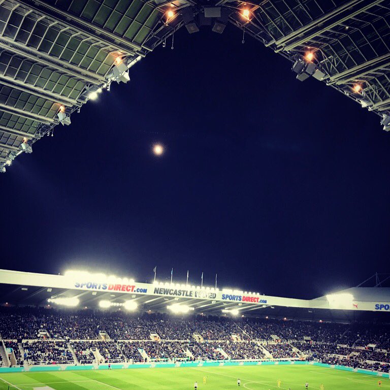 katycremeegg's tweet photo. Moon over St James Park this evening 🌕 #moon #nufc #sjp #leazesend https://t.co/EuHCTKo7PO