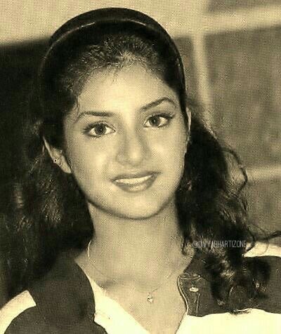DivyaBhartiZone's tweet photo. Throwback 

The Diva 

#DivyaBharti 
#DivyaBhartiZone https://t.co/5V79N4CgG6