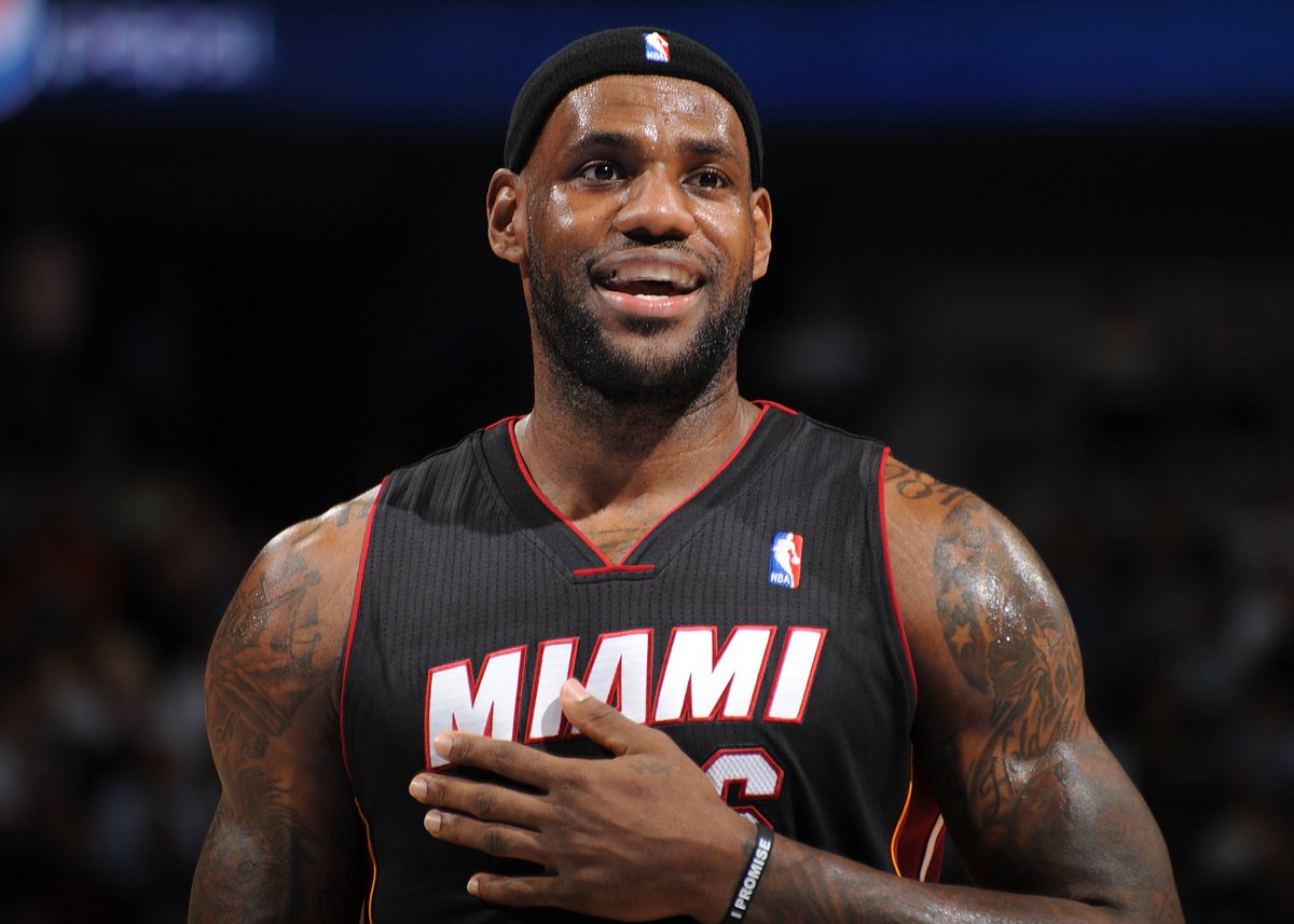 BleacherReport's tweet photo. Happy birthday, @KingJames! 👑🎂 https://t.co/8QncwTKGw7