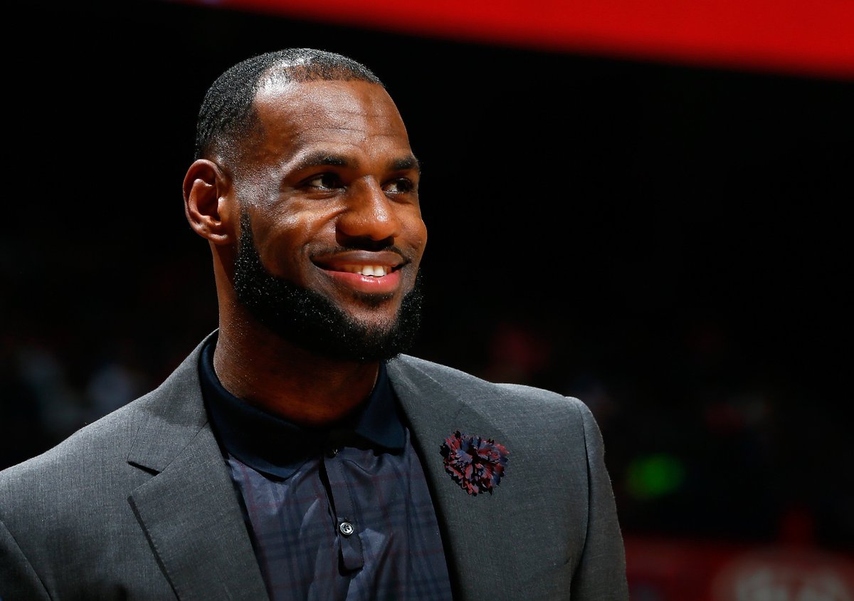 BleacherReport's tweet photo. Happy birthday, @KingJames! 👑🎂 https://t.co/8QncwTKGw7