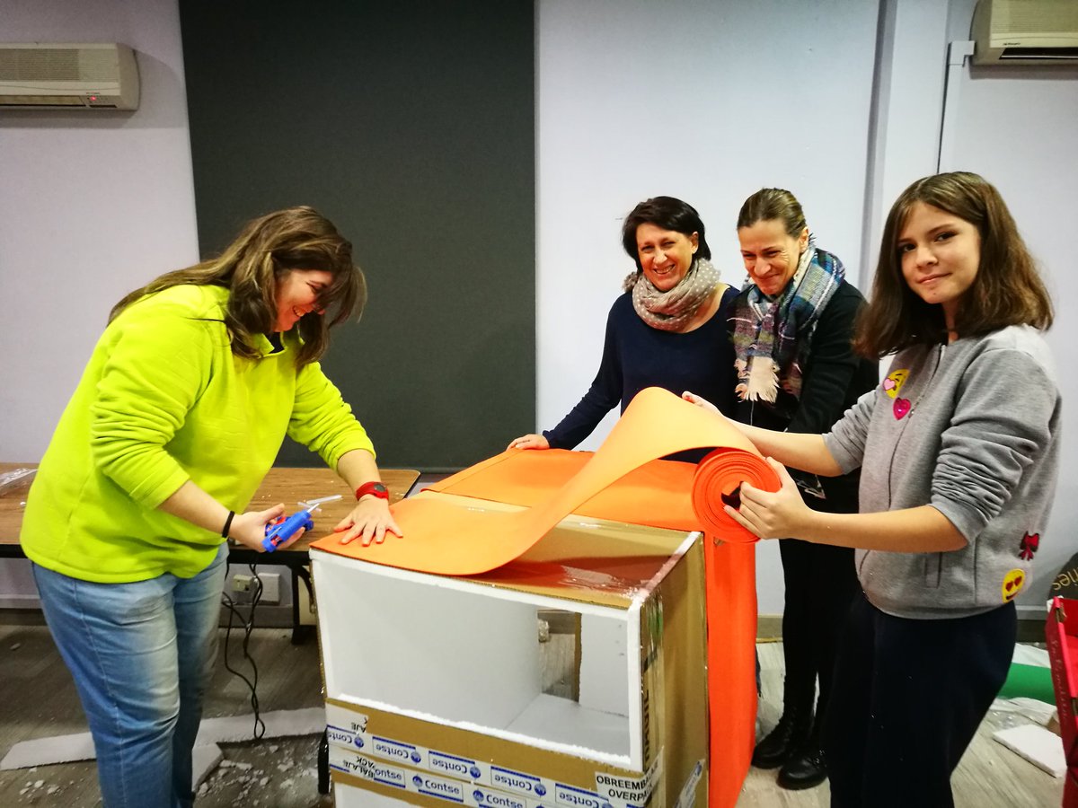 halconesamistad's tweet photo. Preparando la carroza de la cabalgata de reyes ¿Qué seremos este año? https://t.co/aeJjNcVpt8