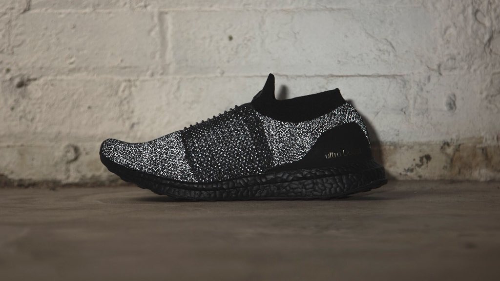 ultraboost laceless triple black