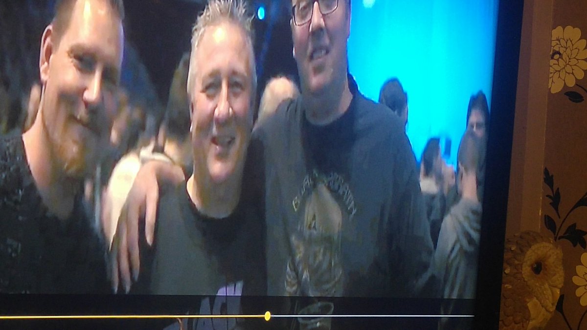 YampyYamYam's tweet photo. @steterjas there's a bloke in the @BlackSabbath #EndOfTheEnd movie who shares a bit of a resemblence. Autographs all round 😆😁 https://t.co/b83mCpZOXH