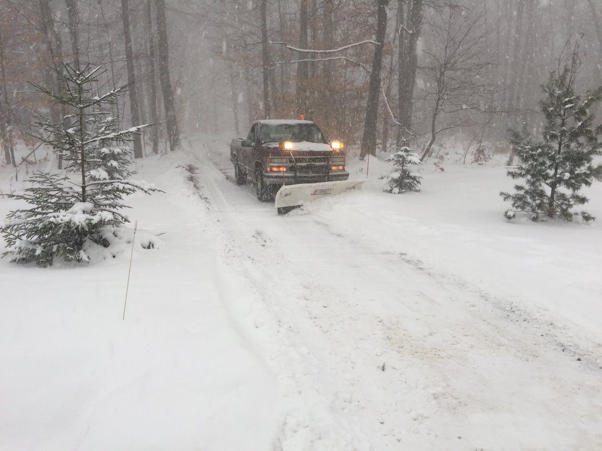 EdZieralski's tweet photo. Not quite Erie but we’re getting blanketed here in Warren. But we keep on rollin’ baby. #2017winter https://t.co/cfP9EVBx7h